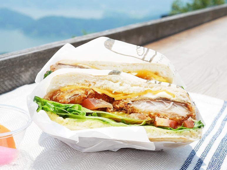 ジューシーな鯖の旨味があふれる「鯖フライサンド」850円