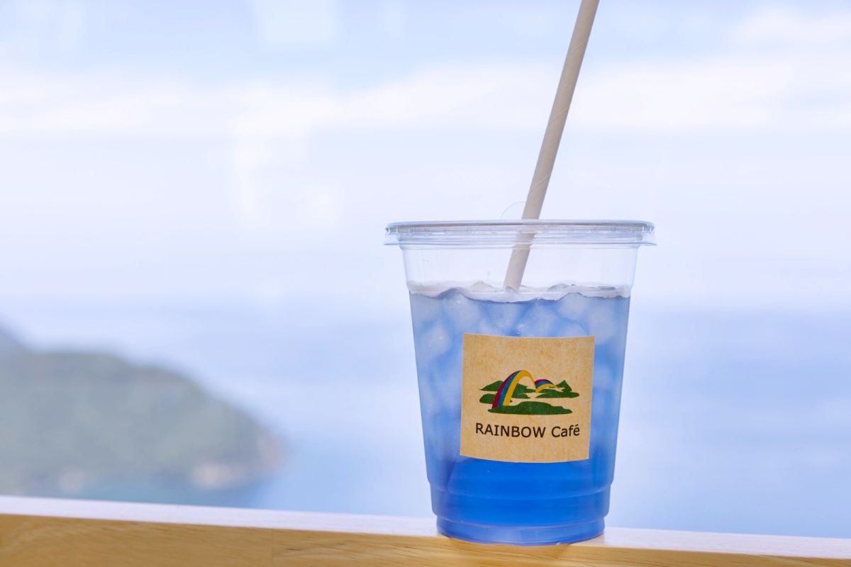 青空みたいなブルーがレモンを入れると紫色に変身!「レインボーブルーティー」400円
