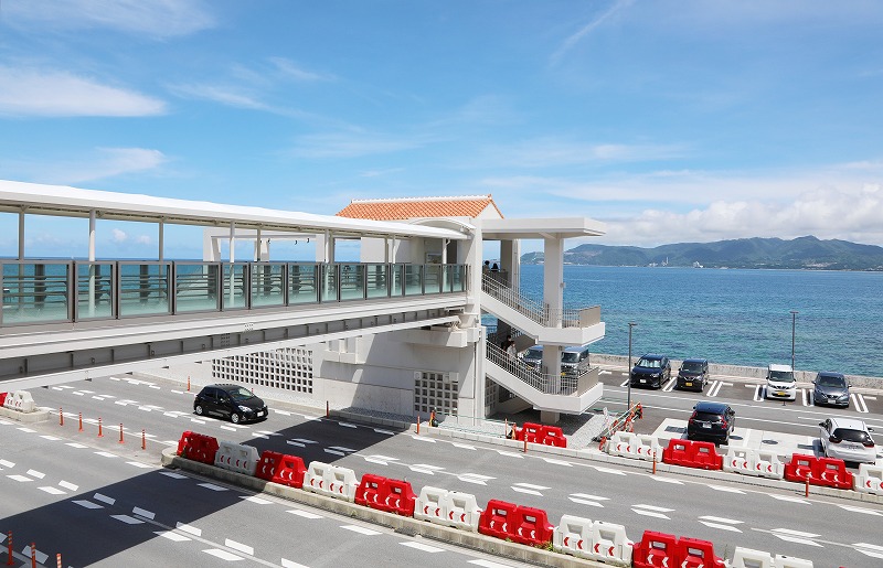 潮風とエメラルドグリーンの海が楽しめる海側駐車場