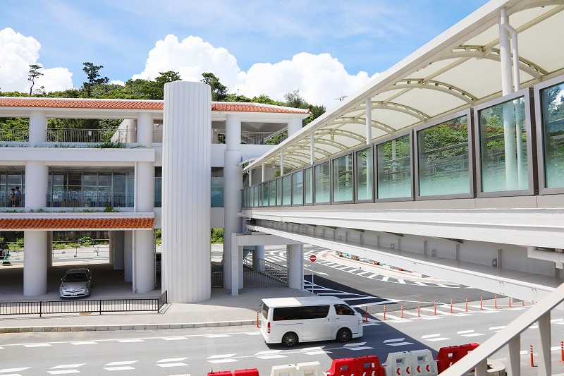 海側駐車場からメインエリアまでは連絡道路でつながっています