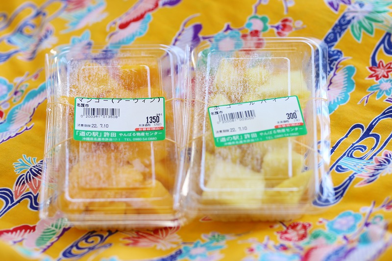 「マンゴー アーウィン（左）」1350円「ボゴールパイン（右）」300円