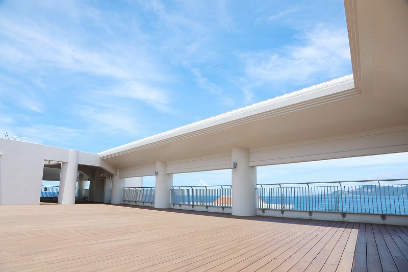 沖縄ならではの青い空と名護湾を一望できる展望エリア