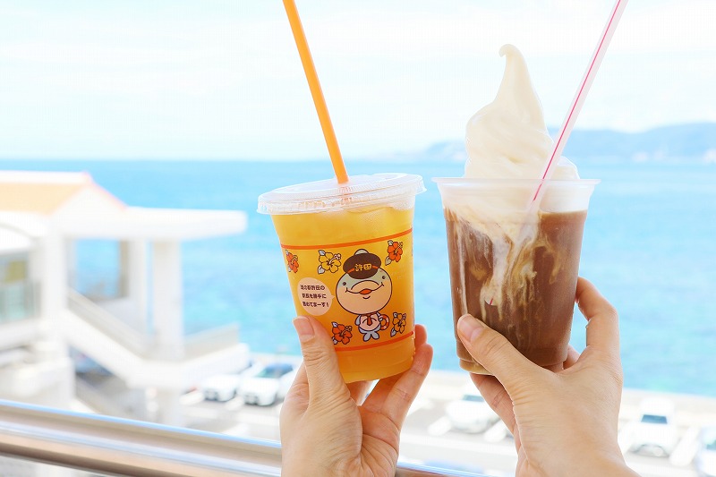 「マンゴージュース（左）」400円「おっぱ牛乳のアイスコーヒー（右）」380円