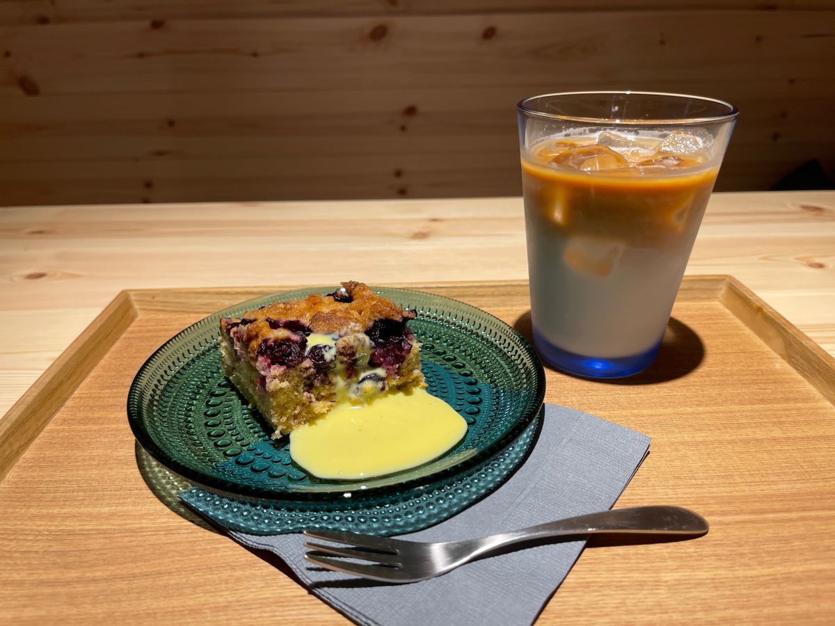 （左から）ブルーベリーケーキ 660円、アイスカフェラテ イートイン 495円／テイクアウト 486円