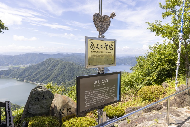 和合神社でお参りした後に「幸せの鐘」を鳴らすと、恋が叶うと言われています