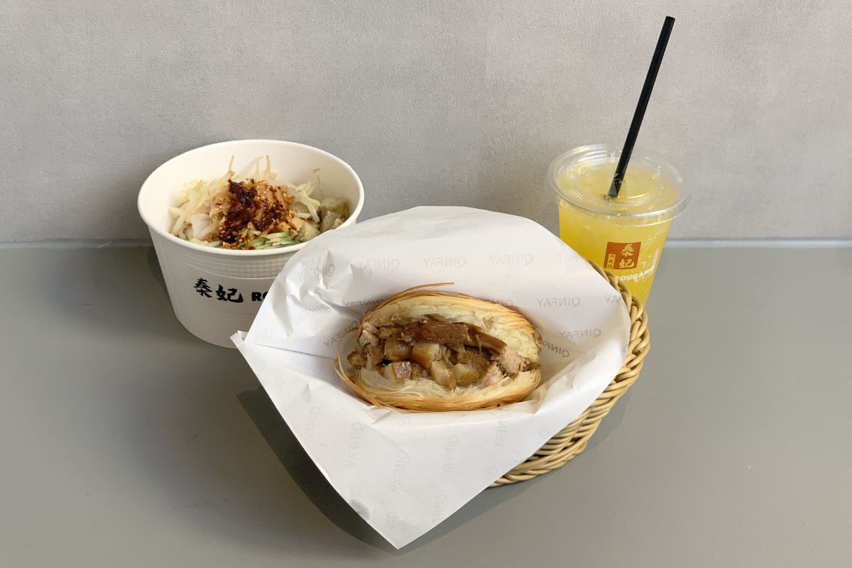 左から）スキンヌードル 858円 ポークローガモ 748円 ファンタオレンジ 308円