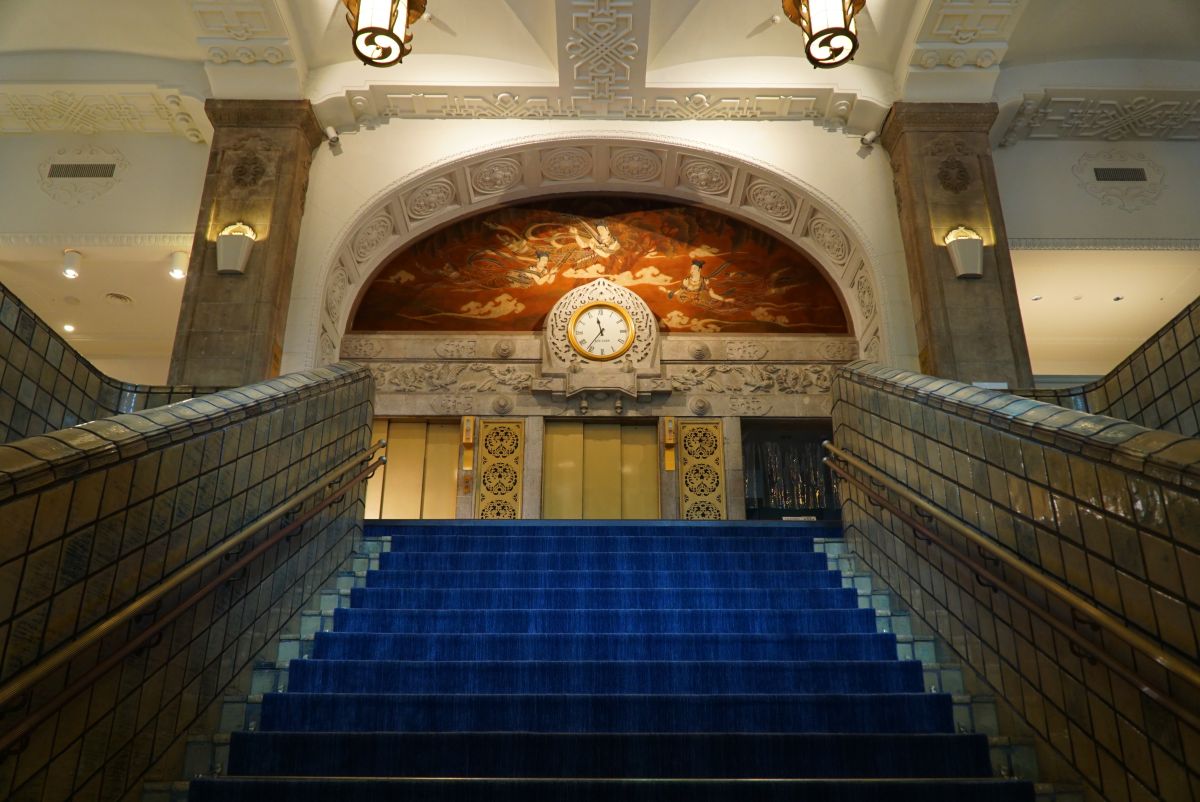 本館2階へと続く大階段。開業当時から変わらないたたずまいが歴史を物語っている