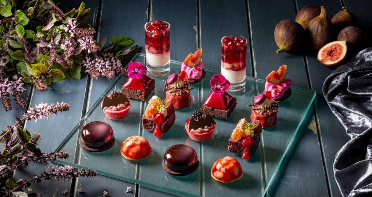 【コンラッド東京】「禁断の果実」イチジクやザクロを使用した、妖艶な色合いの「フォービドゥン・ハロウィンアフタヌーンティー」開催！
