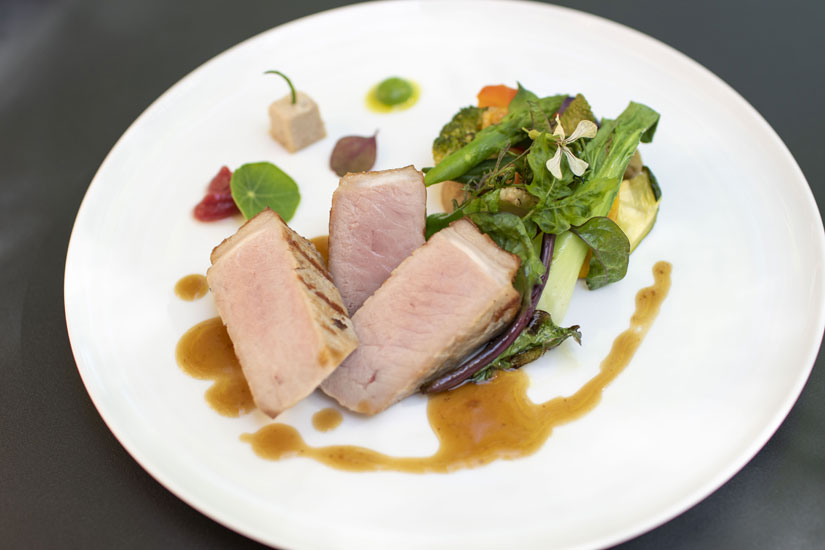 選べるメインより、信州産「旨みアピール」の強い豚肉のロティ〜香ばし野菜を添えて〜。温かいパンも付きます