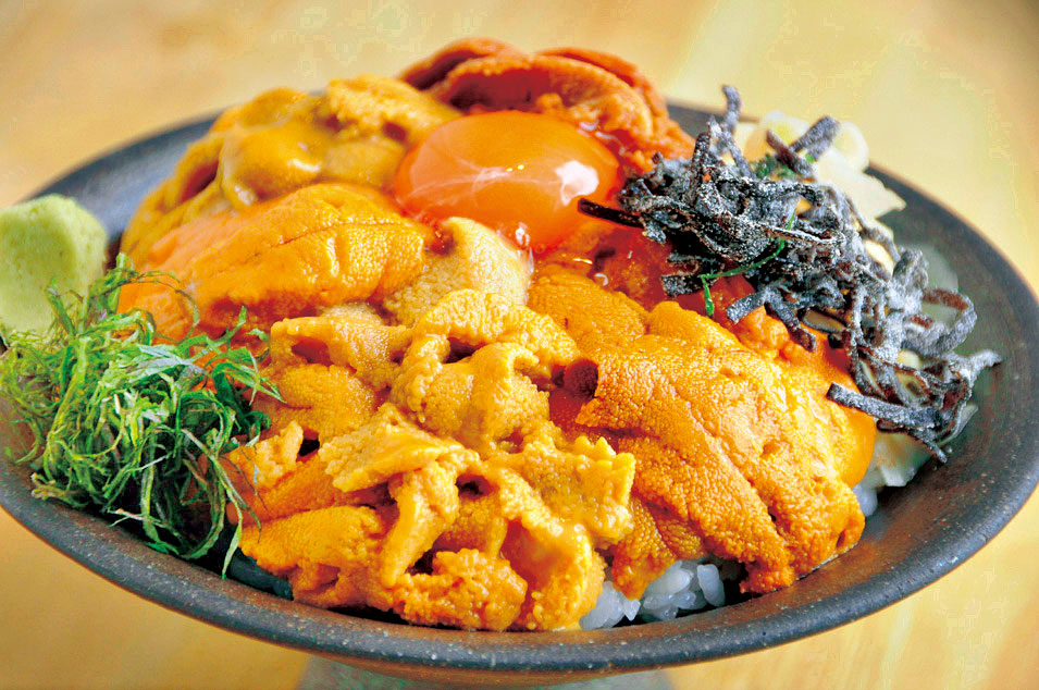 5種類のウニがのった「うに食べ比べ丼-雅-」　※値段は仕入れによって異なる