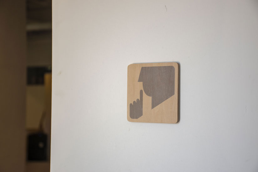 stillとはドイツ語で静寂という意味。建物内では静かにお過ごしください、というサインも