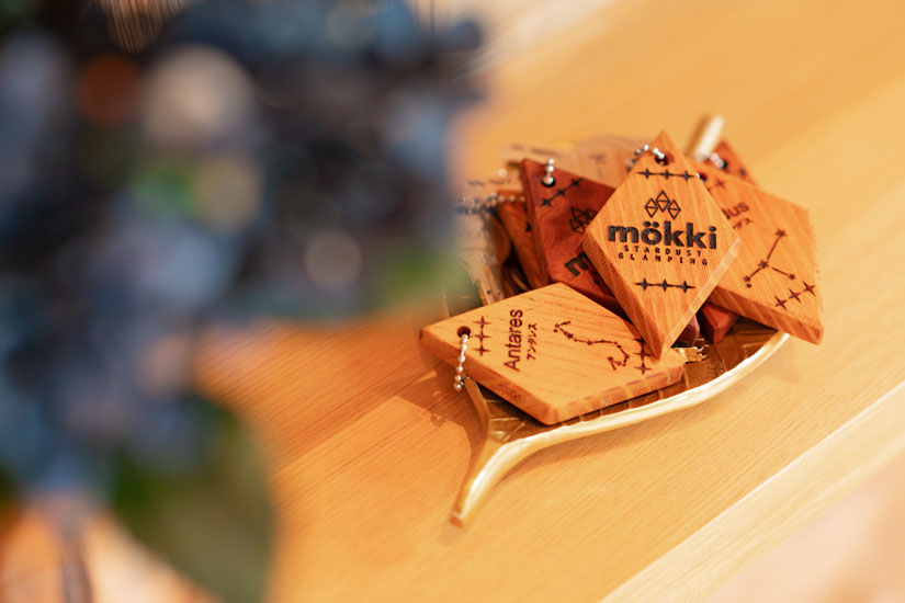 ルームキーは、部屋ごとに割り振られた星の名前が刻まれた木製ホルダー付き