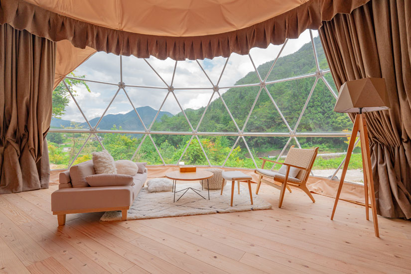 ドーム内は、写真のベージュと、グレー基調の部屋とに分かれ、それぞれ北欧風の穏やかな雰囲気が漂います