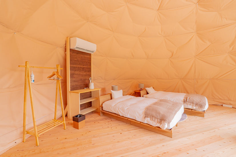 心地よい室内に、セミダブルベッドが2台並ぶ、ラグジュアリードーム内
