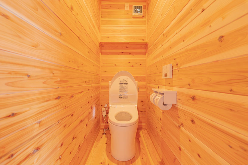 ドーム型とコクーンテントのガゼボ内に備えられている、個別のトイレ