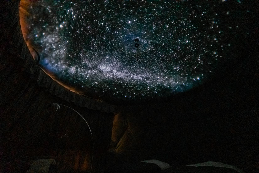 ドーム内の天井にルームスターを映せば、自分たちだけのプラネタリウムに早変わり