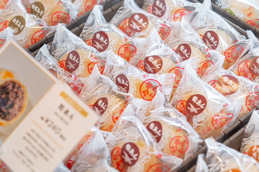 おやきの具材に使われる野菜が描かれたパッケージは約20年以上変わらない