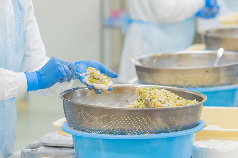 具材はひとつひとつ手包み。きれいに包むためには職人の技術も必要