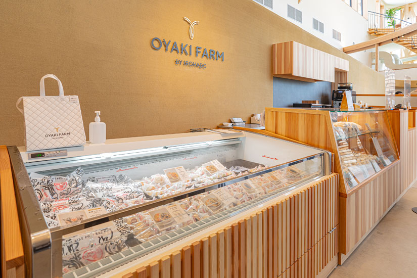 カフェとショップのカウンターは一緒になっています