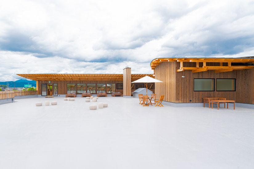 広く見晴らしの良いスカイデッキは、ついつい長居したくなります