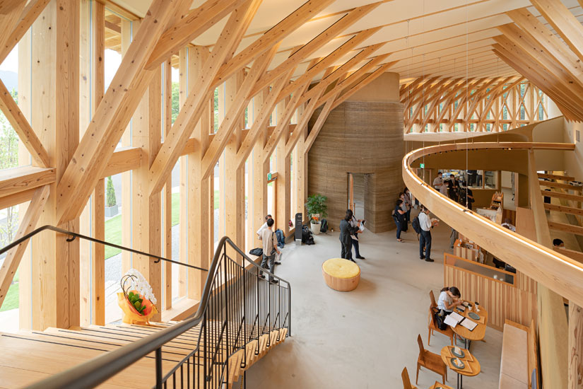 おやき工場とは思えないほｄｐスタイリッシュなデザインの内観