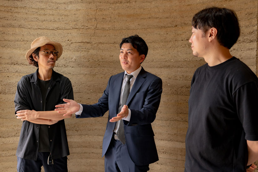 （右）カズワタベさん、（中央）いろは堂伊藤専務、（左）Huuu代表 徳谷柿次郎さん