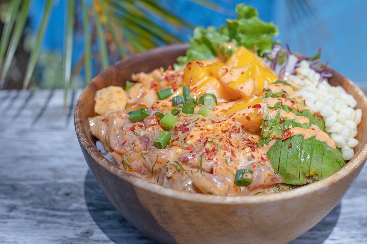 ポケボウル。アボカドとマンゴーをトッピングして1450円。ソースはハワイアンスパイシー