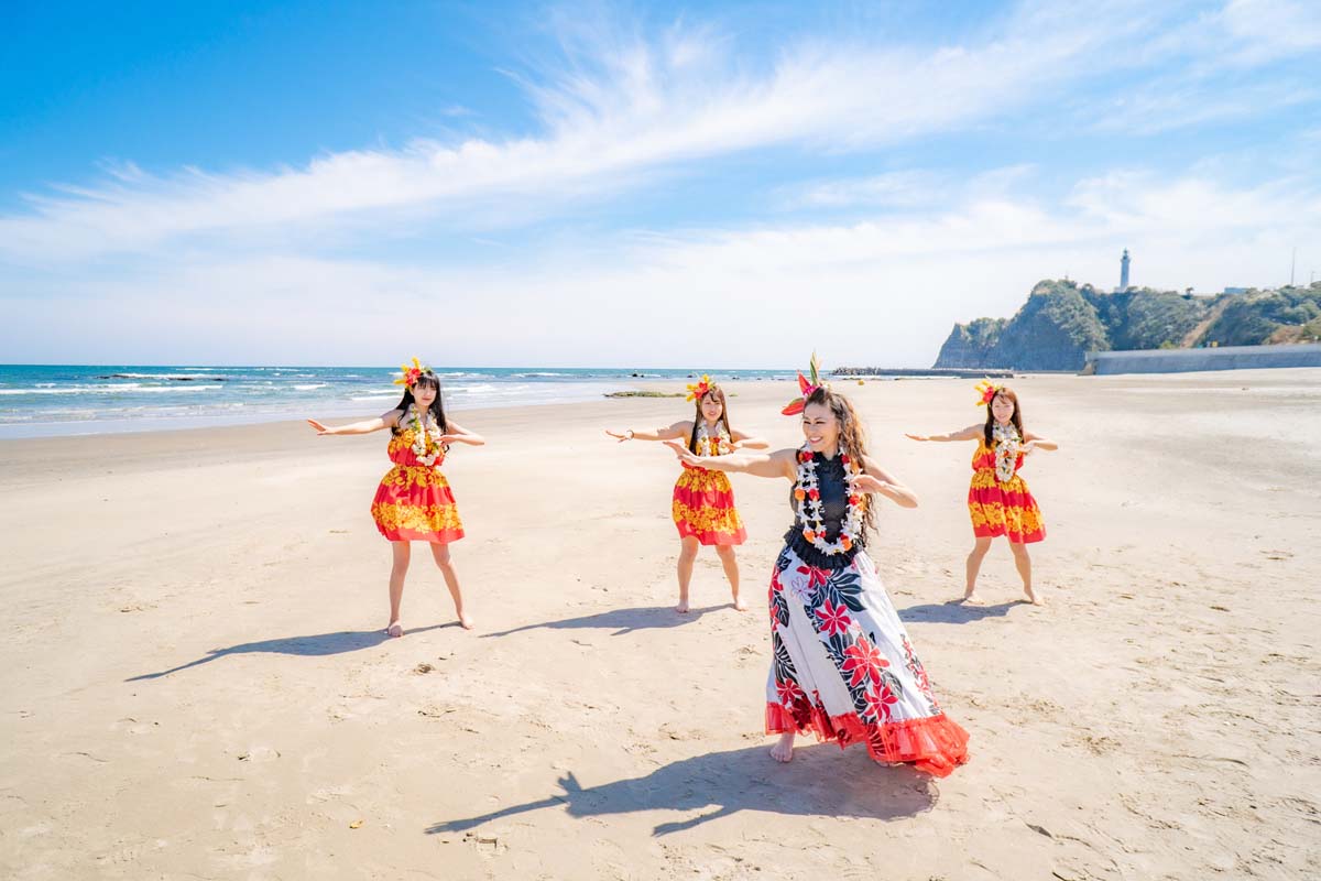 フラ体験は約60分。白砂が美しい薄磯海岸で行われる（悪天候時中止）