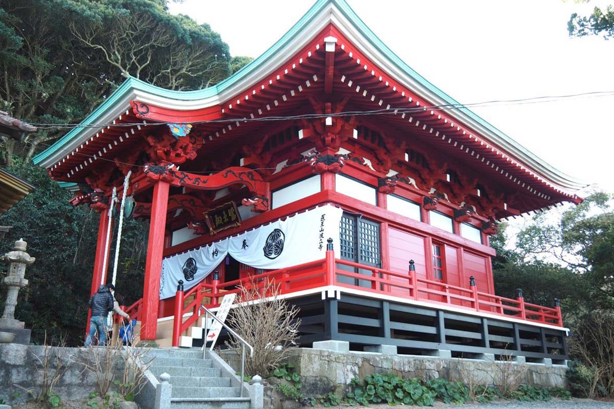 波立海岸の目の前にある「波立寺」。通称アジサイ寺ともよばれている