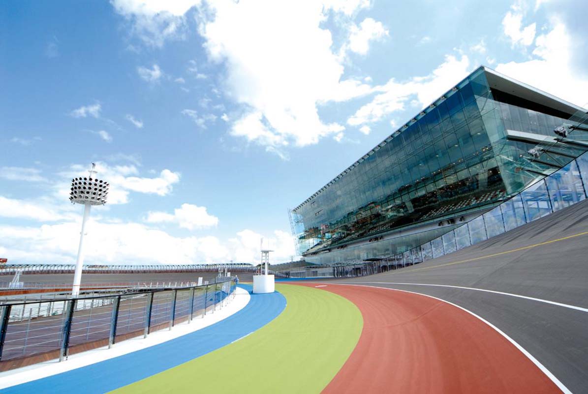 国内唯一の‟空中バンク”から間近に競輪を観戦できる「いわき平競輪場」