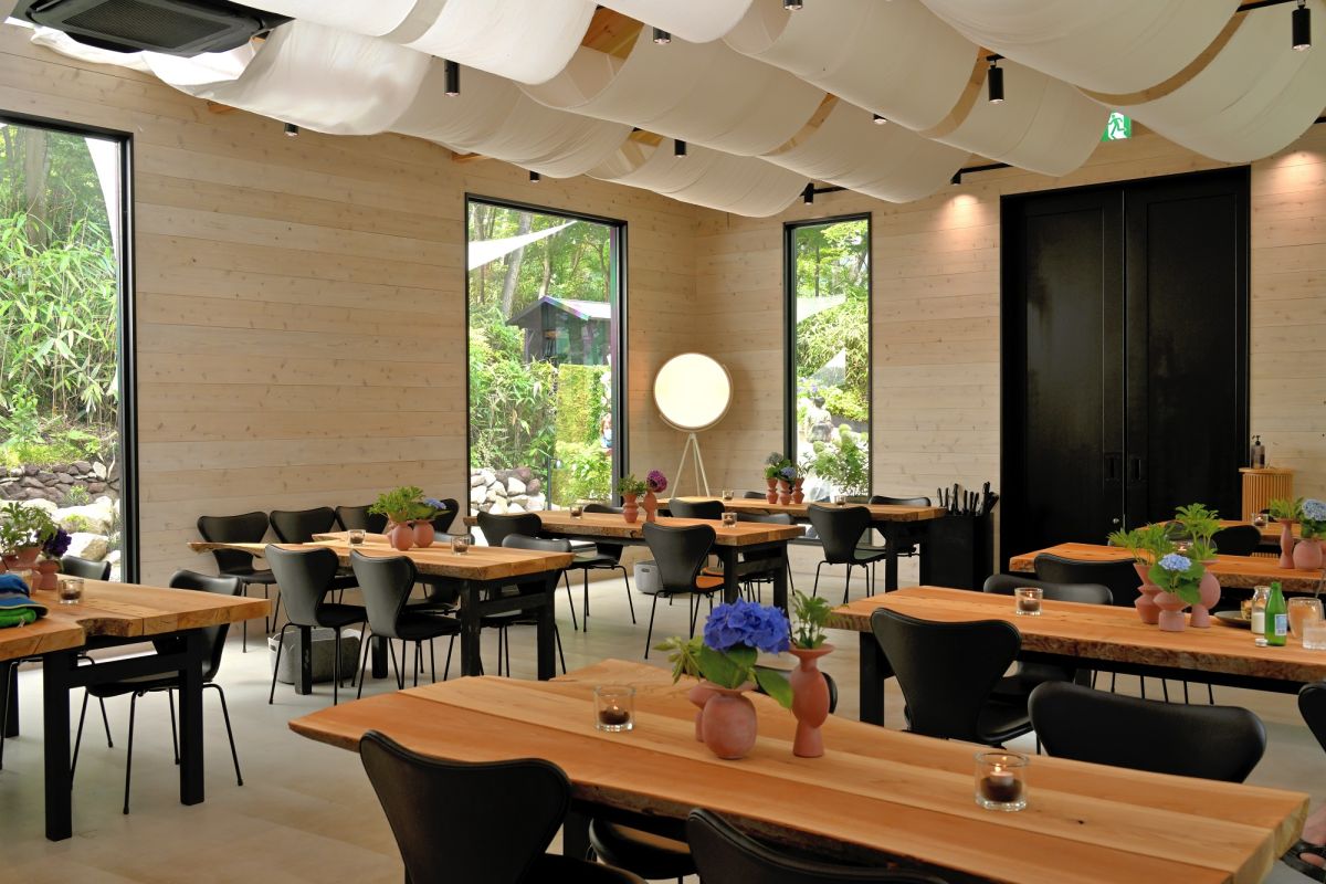 テーブルは園内の倒木を切り出して作られたもの