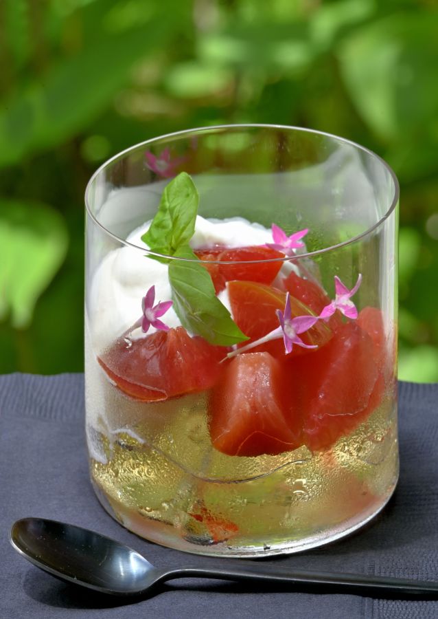 苺とエルダーフラワーのゼリー ホイップクリーム添え　770円