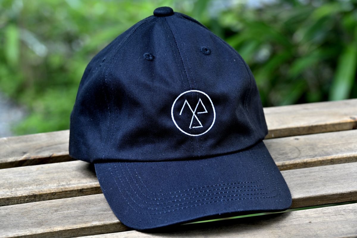 シックなロゴ入りのオリジナルキャップ3850円