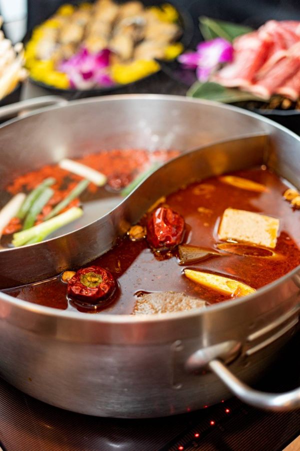 「新馬辣＋」は鴛鴦鍋。2種のスープが楽しめます。