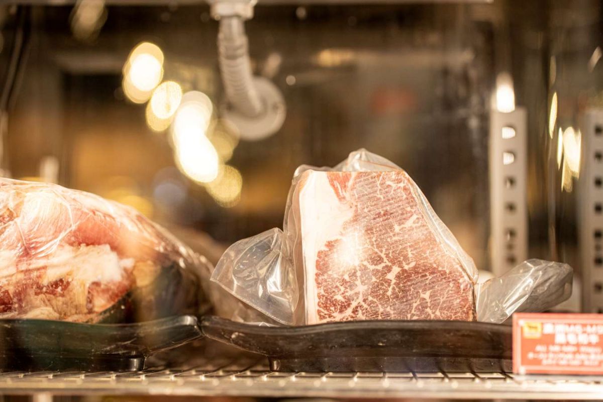 肉はオーダー後、カットしてテーブルへ。だから新鮮！