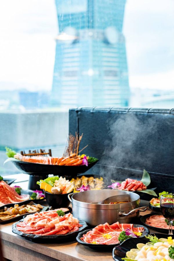 窓の向こうには台北のランドマーク・台北101が。