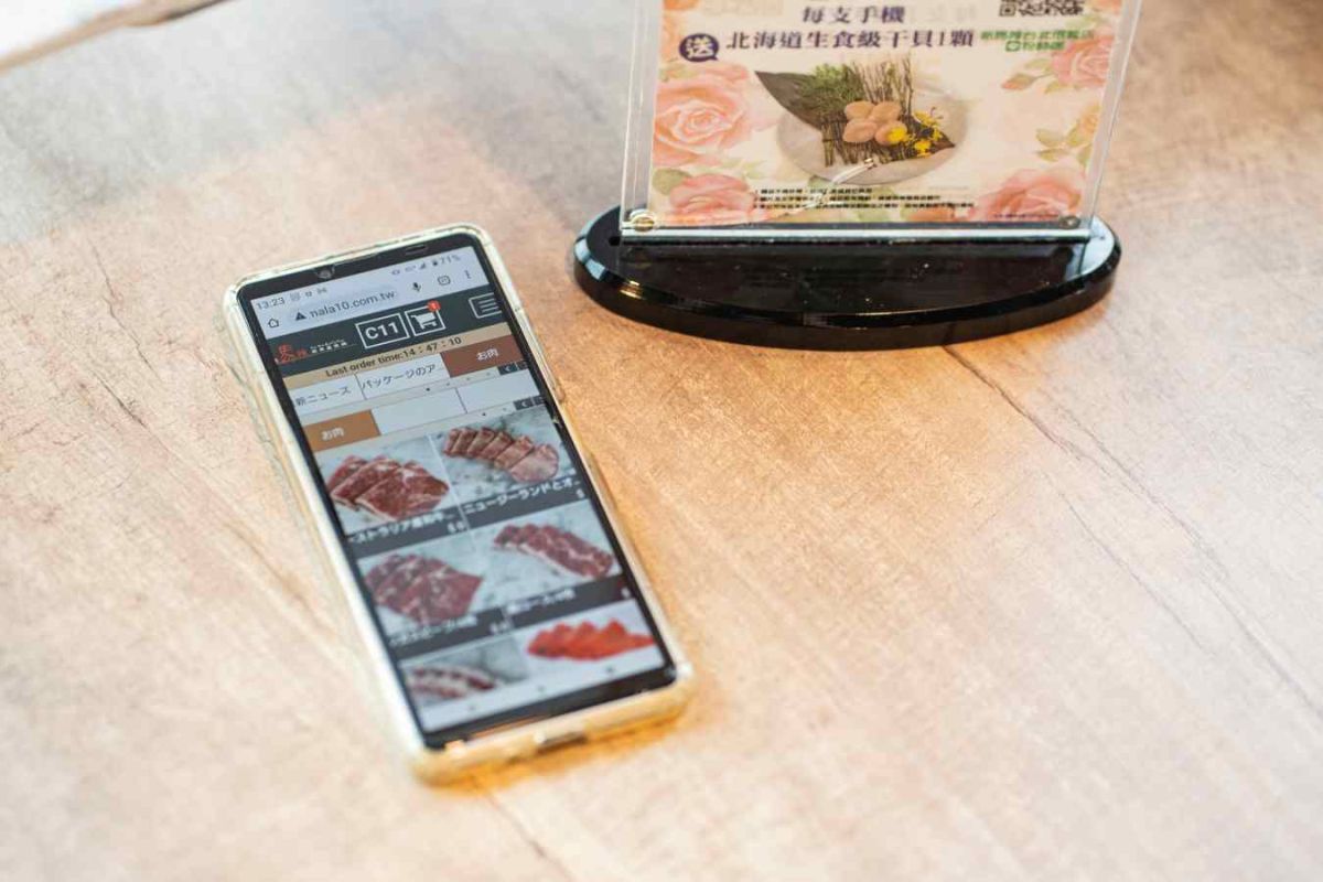 オーダーは自身のスマホで。日本語を選べばラクラク注文！