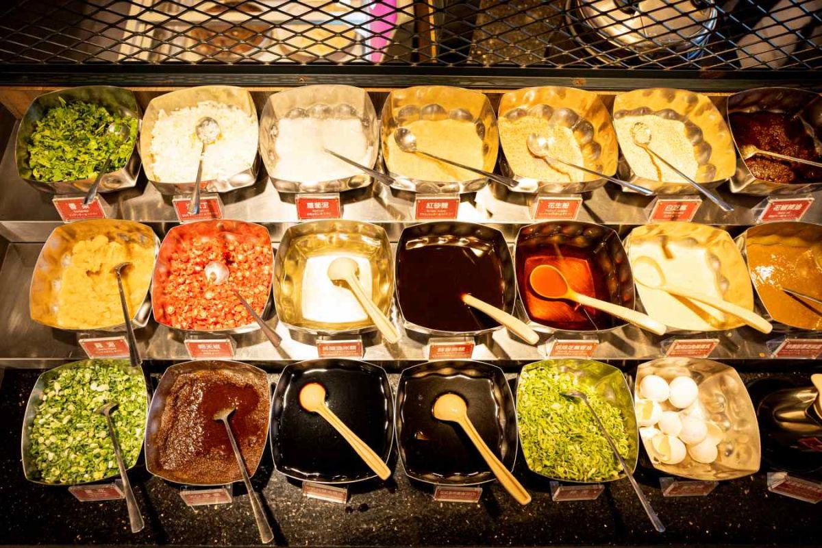 タレだけでもこんなに！お好みで組み合わせて味変を楽しもう。