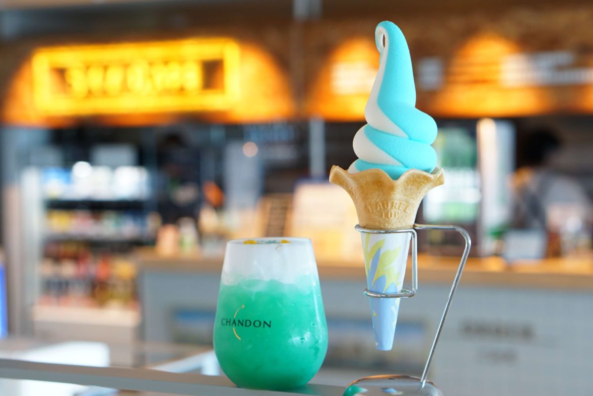 （写真左から）「スカイビュー」800円（ノンアルは700円）、「スカイソフトクリーム天空（ミックス）」500円