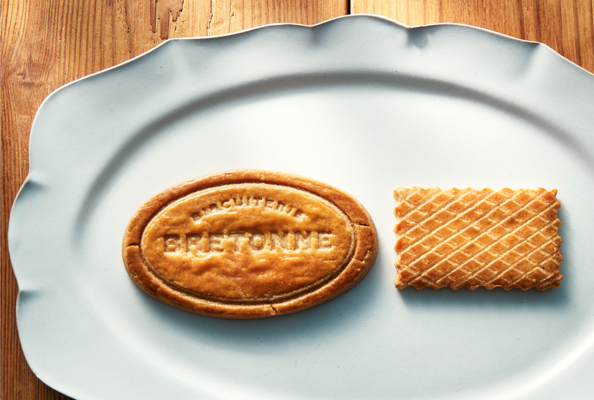 左：店頭限定販売の焼き立ての「サブレ・ブルトンヌ」、 右：10 周年限定クッキー缶で楽しめる「サブレ・ブルトンヌ レクダングル」 