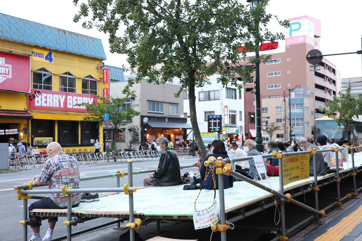 通りには有料観覧席が設けられている