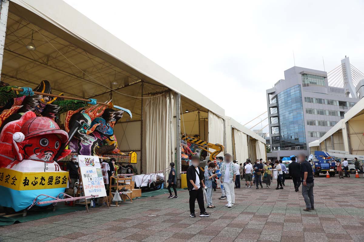 昼間は「ラッセランド」に立ち寄ってみよう。運がよければ、最終の仕上げをする職人の姿を見ることもできる