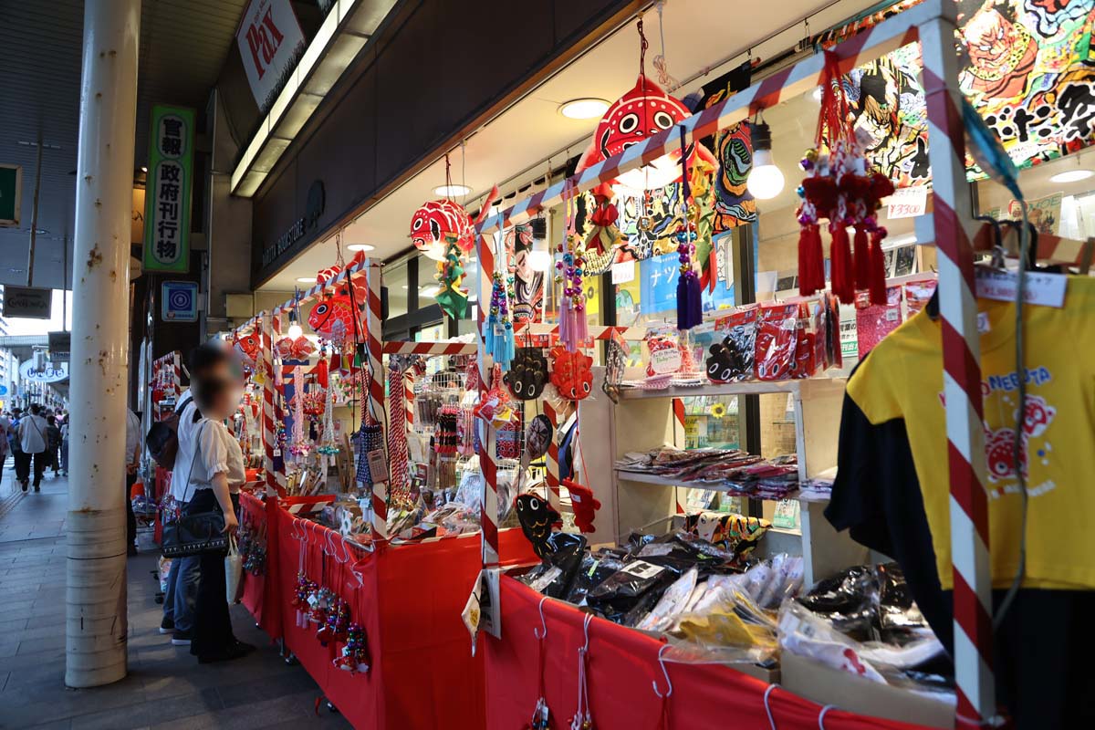 市内の百貨店などでねぶたグッズを購入できる