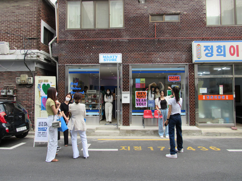 建物で写真撮影をする若い女性