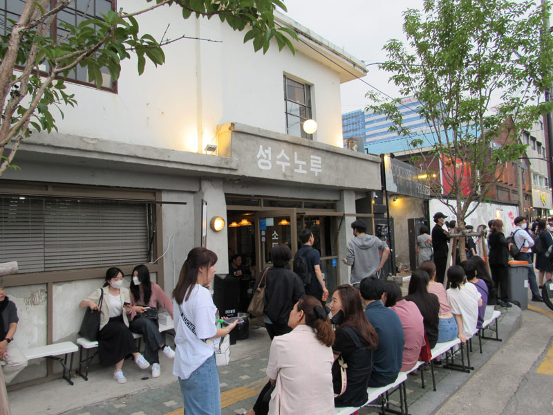 聖水ノルの行列