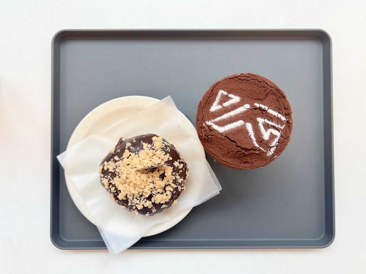 (写真右)ティラミスラテ 5500ウォン　(写真左)ボストンクリームドーナツ 2700ウォン