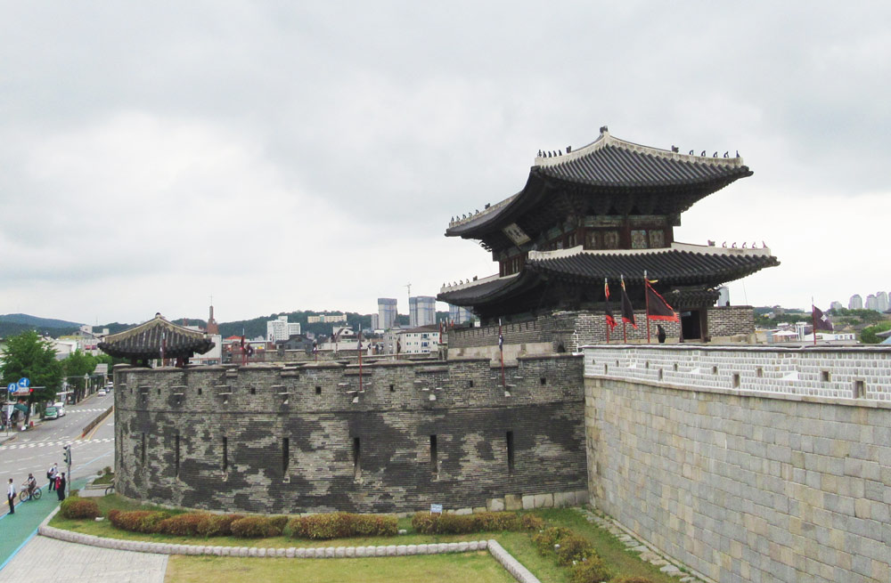 水原華城・長安門と周囲の市街