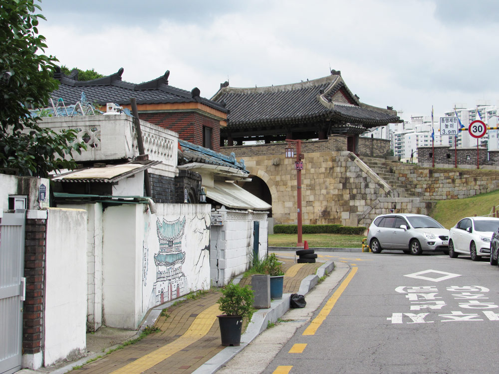 韓国現地レポ その年 私たちは ロケ地巡り あの感動の場面を探して 世界遺産の街 水原へ るるぶ More