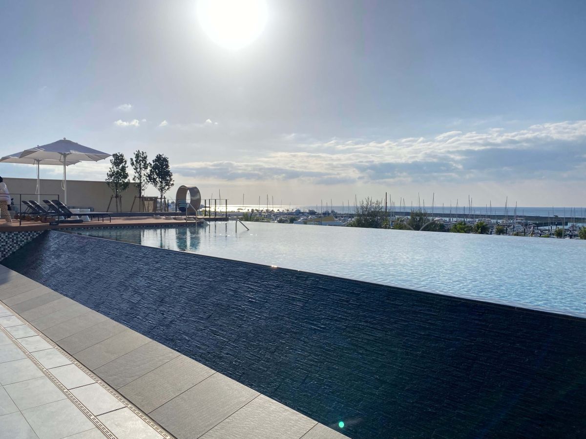 2階にあるホテル宿泊者専用のインフィニティプール