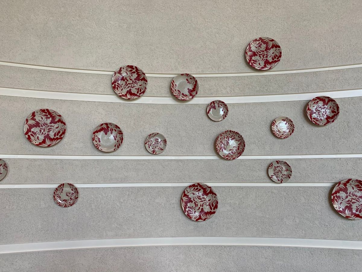 レストラン入り口壁面